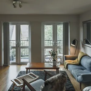 Stylish Flat With Pool And Terrace , London United Kingdom