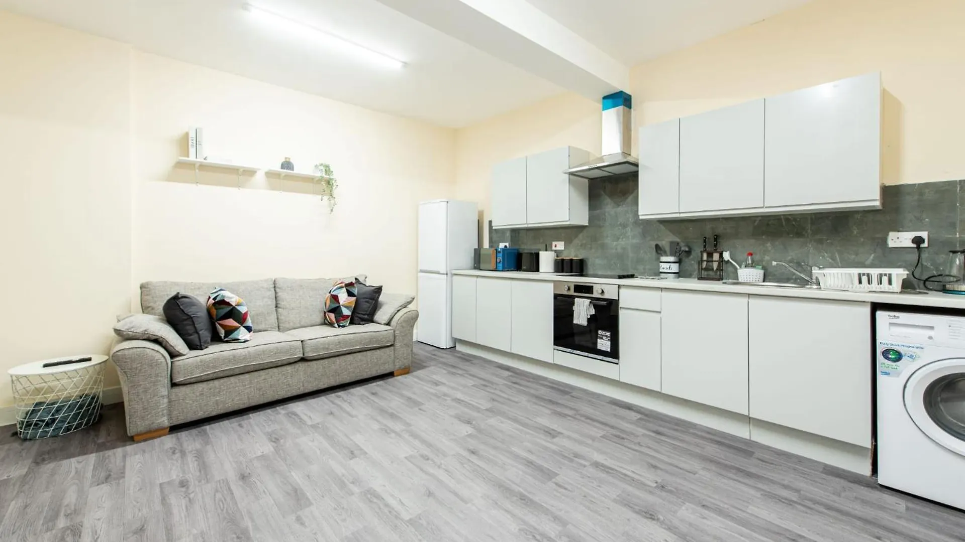 Emmanuel Studios Liverpool 0*,